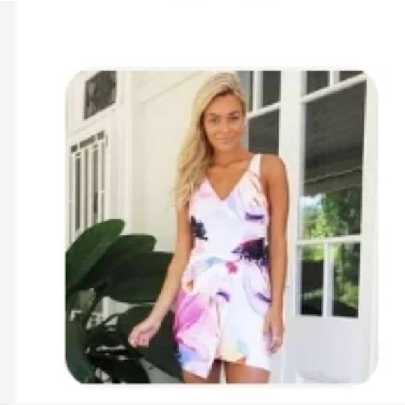 Dresses & Skirts - 💰3/$30Vibrant mini front knot dress